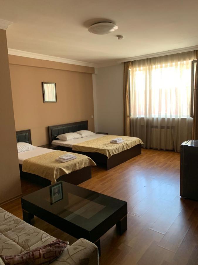 Prestige Hotel Batoemi Buitenkant foto