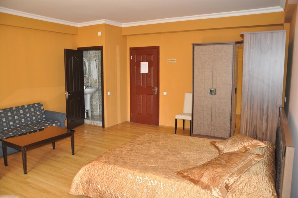 Prestige Hotel Batoemi Kamer foto
