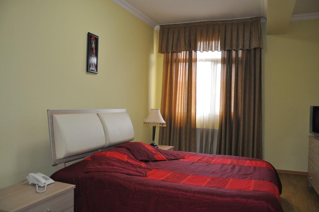 Prestige Hotel Batoemi Buitenkant foto