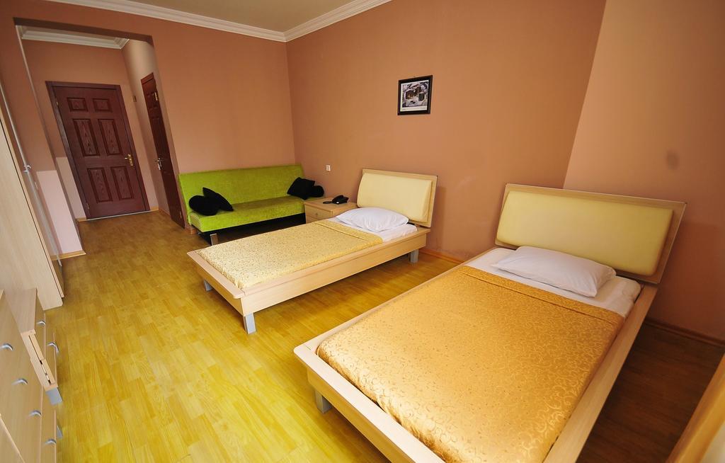 Prestige Hotel Batoemi Buitenkant foto