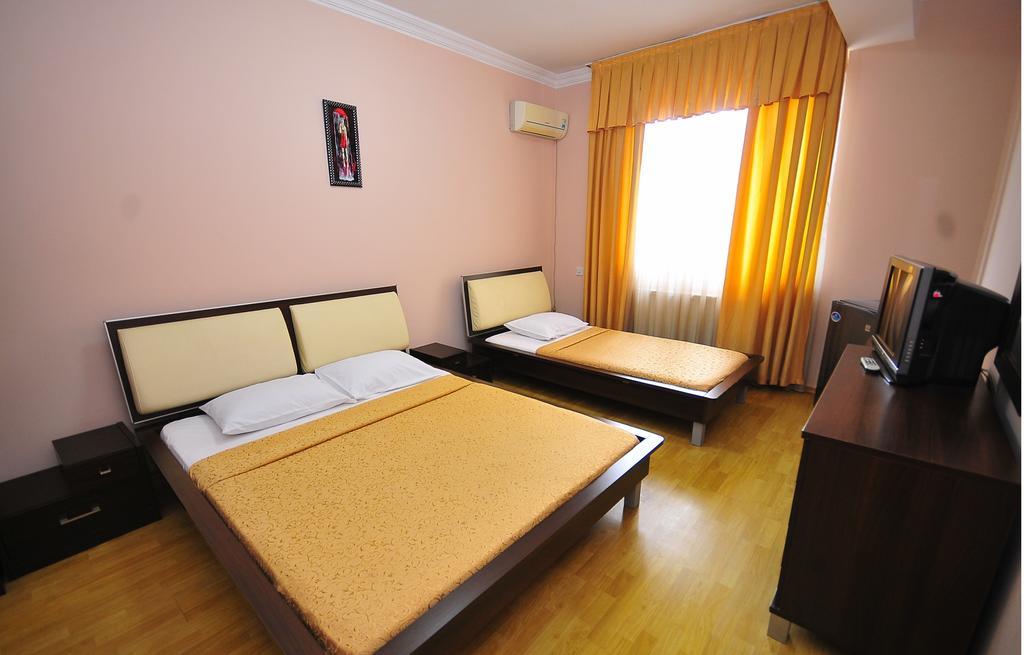 Prestige Hotel Batoemi Buitenkant foto