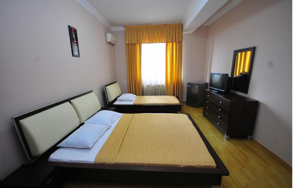 Prestige Hotel Batoemi Buitenkant foto
