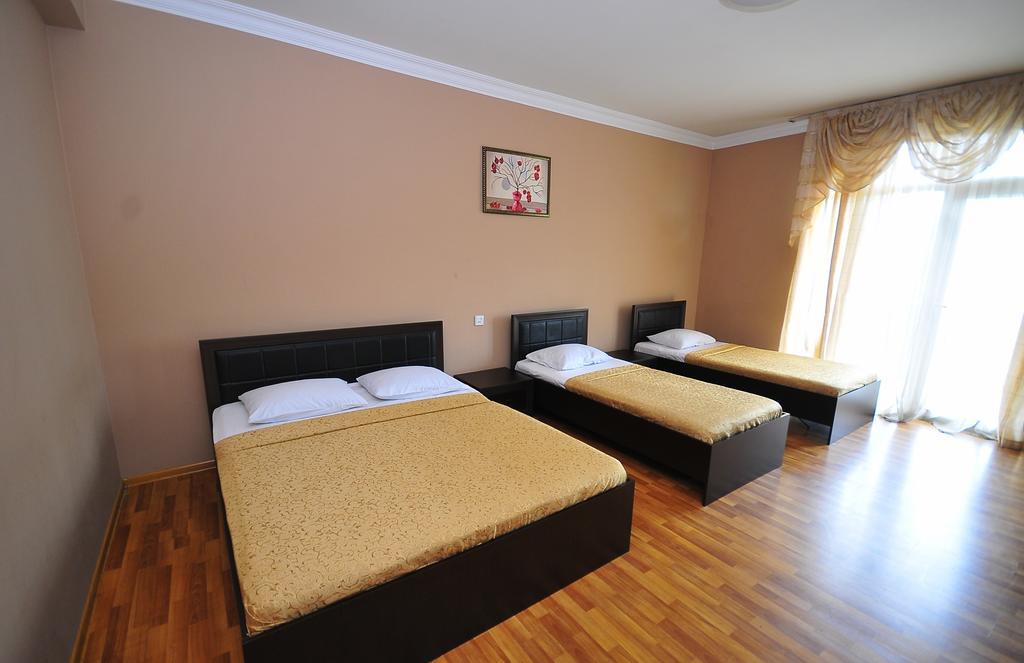Prestige Hotel Batoemi Buitenkant foto