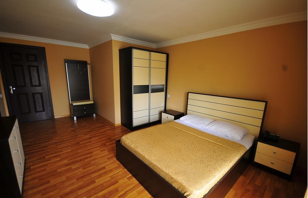 Prestige Hotel Batoemi Buitenkant foto