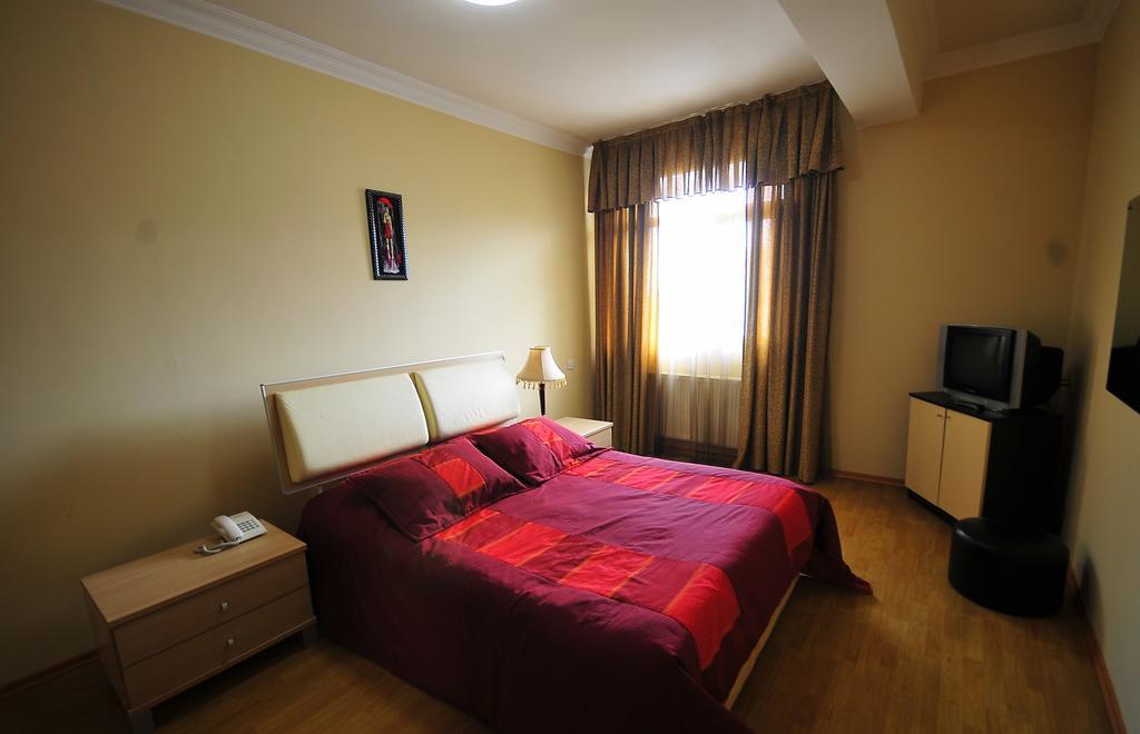 Prestige Hotel Batoemi Buitenkant foto