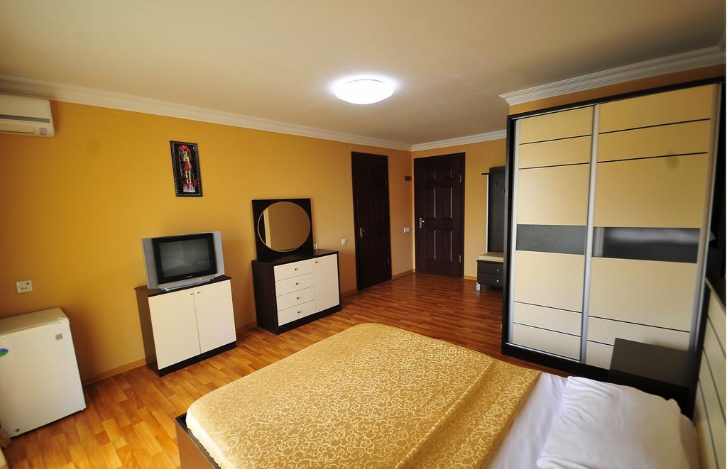 Prestige Hotel Batoemi Buitenkant foto