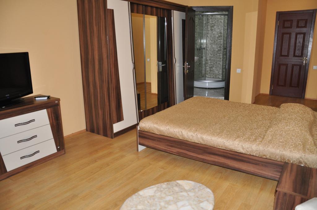 Prestige Hotel Batoemi Buitenkant foto